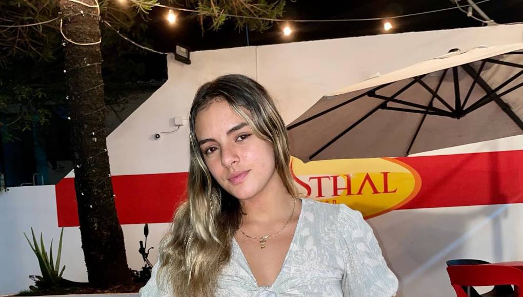 Su hija Karla cumplió en enero sus 18 años. Por supuesto, los halagos le llovieron en redes sociales y hasta felicitaron a Sandra por tener esa hija tan bella y natural.