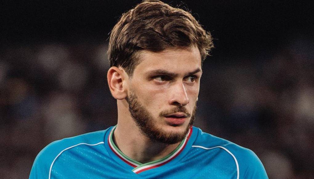 Se trata del jugador del Napoli Khvicha Kvaratskhelia, quien aún tiene contrato con el club italiano, pero que el PSG lo tiene en la mira para “reemplazar” a Mbappe.
