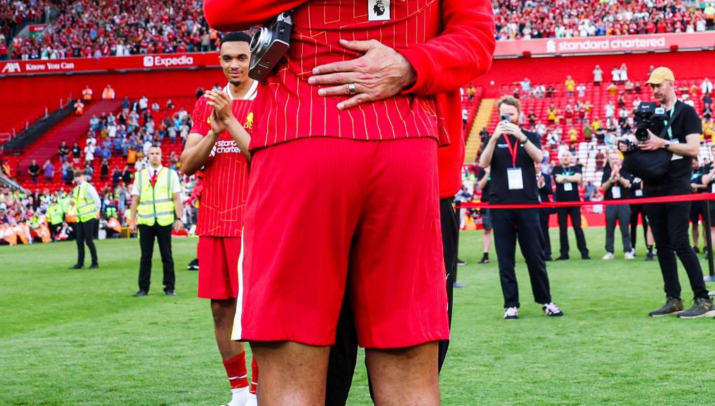 Pero sin duda, uno de los más emotivos fue con Virgil quien le dio un profundo abrazo al DT alemán. 