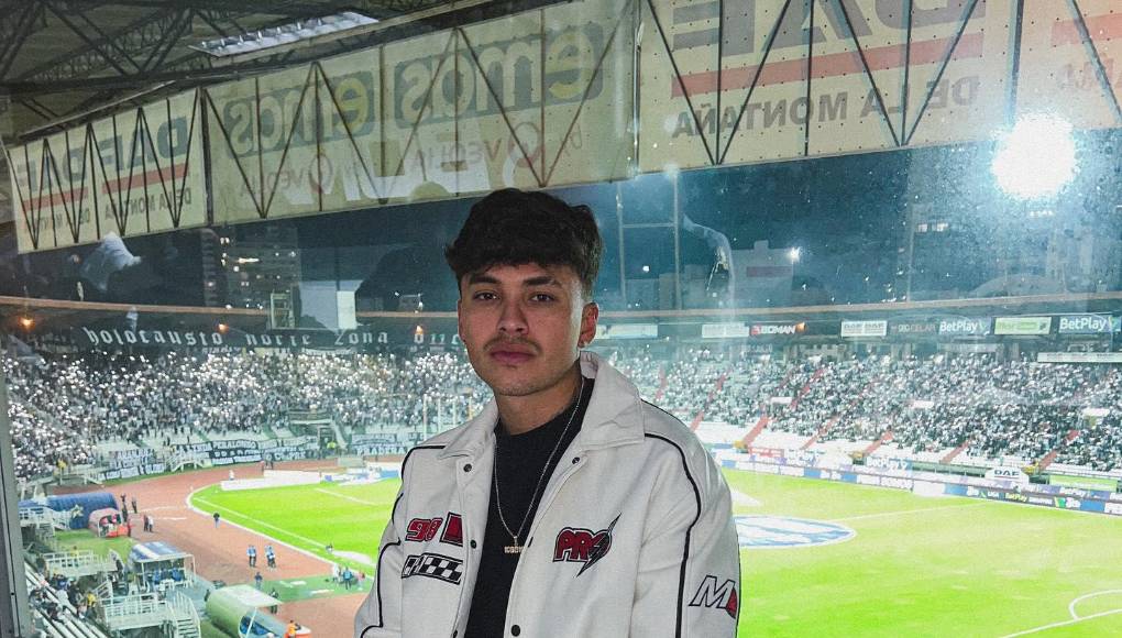 “Kooky” es un cantante oriundo de Colombiada pero criado en República Dominicana. Un compositor que se describe a sí mismo como una persona que le gusta innovar y crear fusiones de rhythm and blues, trap, ritmos alegres y caribeños. 