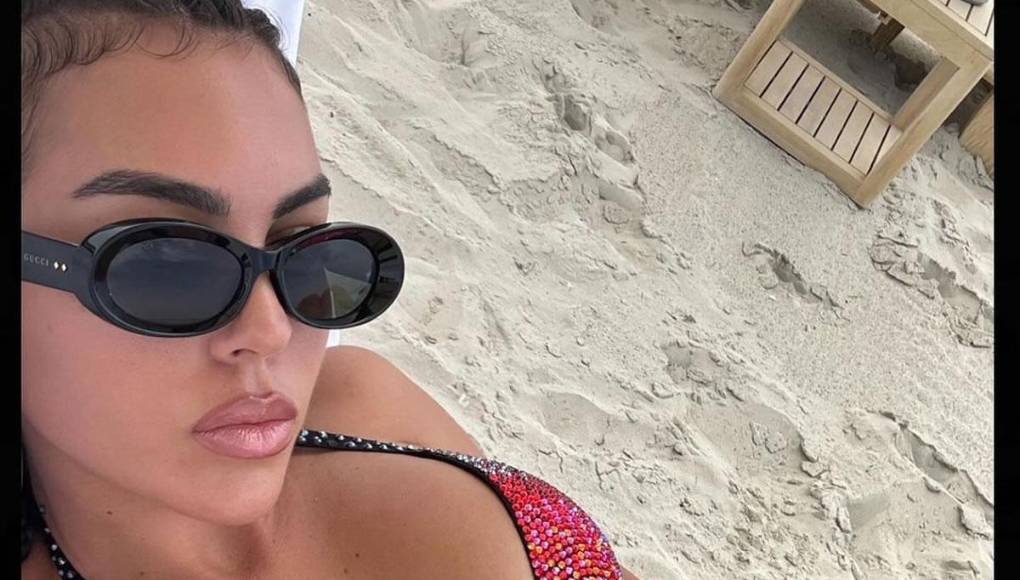 La influencer de raíces argentinas ha querido resumir esos dos días de amor en un post en el que aparece en varias fotos luciendo muy sensual en bikini.