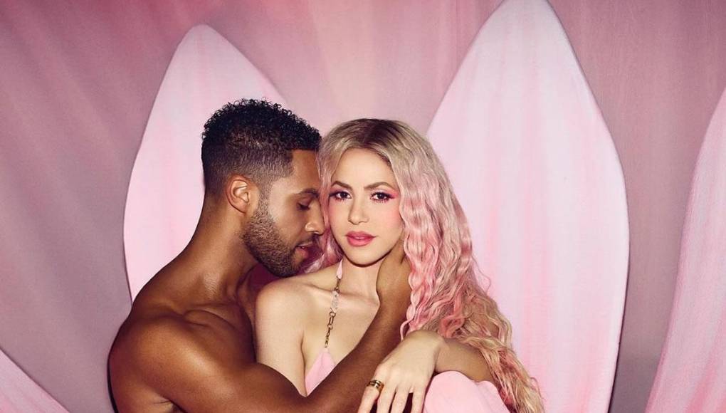 “Afinando el tiro con @its_lucien (Lucien Laviscount) en Puntería #LMYNL”, es la descripción de la serie de fotografías de Shakira que está dando mucho de qué hablar.