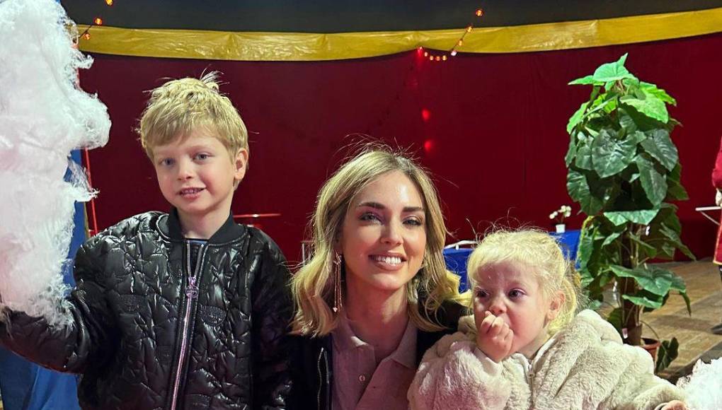 Según reporta Vanity Fair, Chiara y Fedez no han querido hacer aún público su divorcio, pero Chiara ya dio signos de cambios en su cuenta de Instagram. Comenzando por cambiar su foto de perfil de una dobde sale ella sola con sus hijos, y en la descripción de su cuenta, borró la palabra “esposa”. Ahora se lee: Leone + Vittoria’s mama and entrepreneur from Italy.