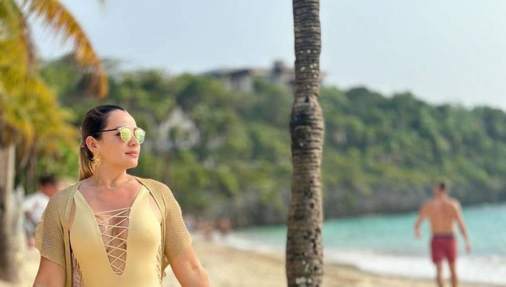 La esposa de Emilio Izaguirre, Virginia Varela, cautivó con su belleza en las hermosas playas de Roatán.
