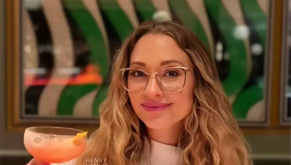 Viscuso comenzó su carrera en Legendary Entertainment, una de las compañías detrás de las películas de Cavill “Man of Steel” (2013) y “Enola Holmes” (2020). En mayo de 2022, cambió de trabajo y fue nombrada Vicepresidenta de Televisión en Vertigo Entertainment.