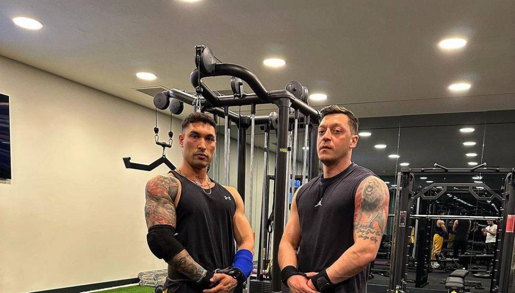 Özil compartió algunas imágenes del entrenamiento junto a su mujer y en la cuenta de su entrenador personal, Alper Aksac, se retrataron juntos exhibiendo sus tonificados abdominales.