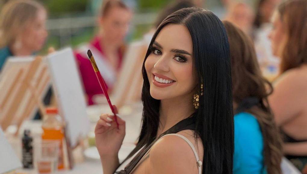 Esta mañana la bella representante de Honduras, Zu Clemente, hizo un en vivo en su cuenta personal de Instagram para compartir unos minutos con sus seguidores, afirmó que estará activa en sus redes sociales todo lo posible para compartir con ellos su inolvidable experiencia en el concurso de Miss Universo. En las redes sociales donde aseguró estará compartiendo fotos, videos y en vivos será en sus cuentas de Instagram y Tik Yok.