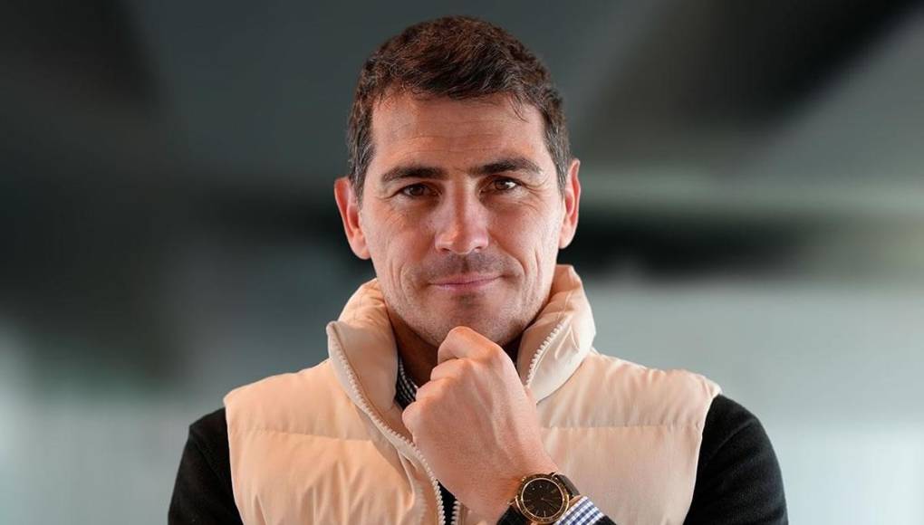 El ex portero, desde que se separó de Sara Carbonero, ha sido relacionado con numerosas mujeres e incluso se toma con humor que salgan tantos nombres, aunque a veces no le sienta bien porque también afecta a su entorno y a la otra persona.