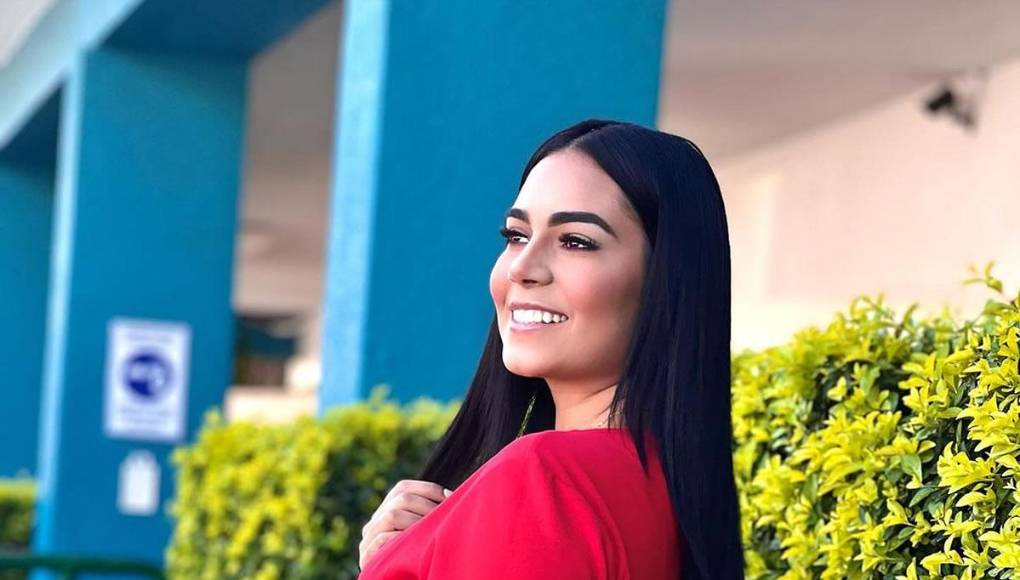 Así es la bella y sexy Cristel Osorio, periodista deportiva que es novia del futbolista Yeison Mejía.