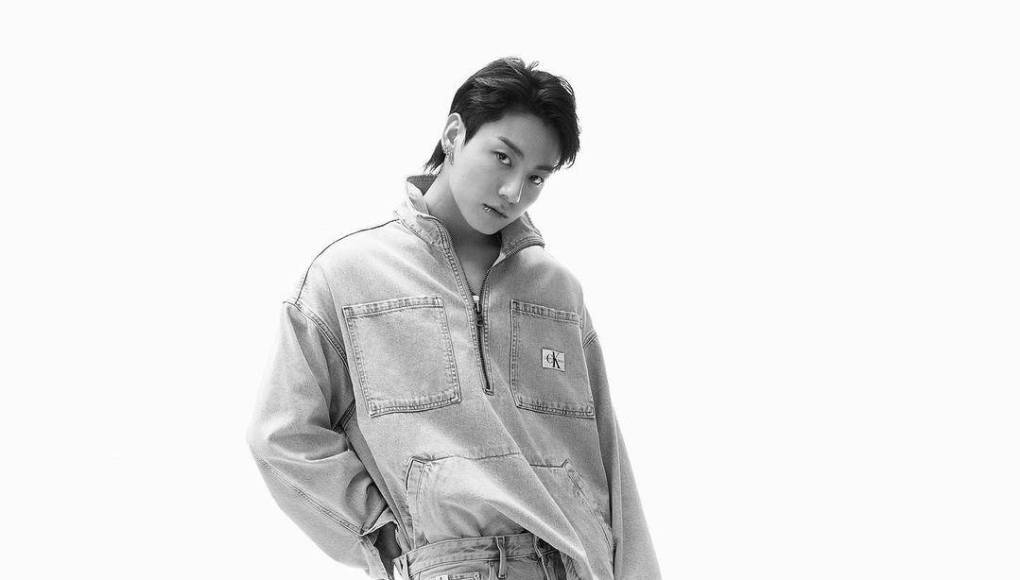 Jungkook luce conjuntos en mezclilla. negros y blancos que luce con gran destreza como modelo. Jungkook es embajador de la línea de vestir de Calvin Klein y, al igual que la primer campaña, esta es audaz y atrevida visualmente. 