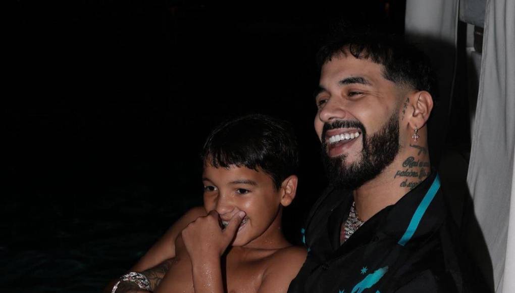 No obstante, otro porcentaje de sus seguidores lo defienden e insisten en que los medios de comunicación y “haters” son los que se han encargado de dañar su imagen como papá, ya que él sí está presente en la vida de sus hijos aunque ya no esté con las madres de ellos. Cabe resaltar que Anuel tiene tres hijos con distintas mujeres. 