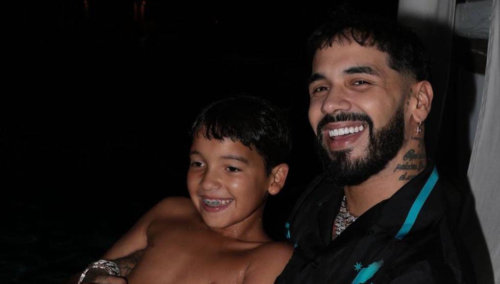 En su último post en Instagram, Anuel se ve muy feliz en un día de playa y piscina junto a su pequeño de 10 años. Anuel usando ropa casual y su hijo en bañador. 