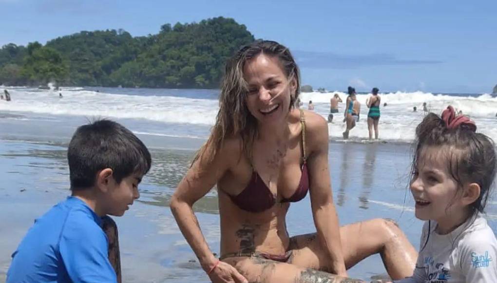 Leticia, es la mayor de sus dos hijos, nació en 2015. Ambos niños los procreó cuando estuvo casada con el periodista Francisco Aravena.