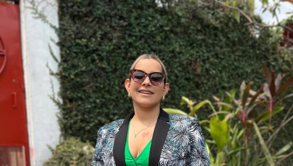 La periodista aseguró que se marcha de TVC “por la puerta de enfrente” y agradeció a la televisora por todas las oportunidades que le brindaron. 