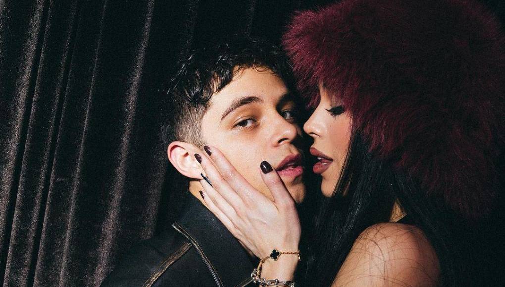 Actualmente, Alex Hoyer ostenta un millón de seguidores en su cuenta de Instagram, donde comparte su trabajo como músico y productor.<br />Ambos llevan una carrera asrtística y se apoyan mutuamente, por lo que Danna Paola le dedicó un mensaje especial hace unos días: “Cumplir sueños a tu lado, vivir cantando, verte brillar y disfrutar en el escenario me llena el alma, soy tu fan #1 y no puedo estar mas orgullosa de ti, te amo infinito”. 