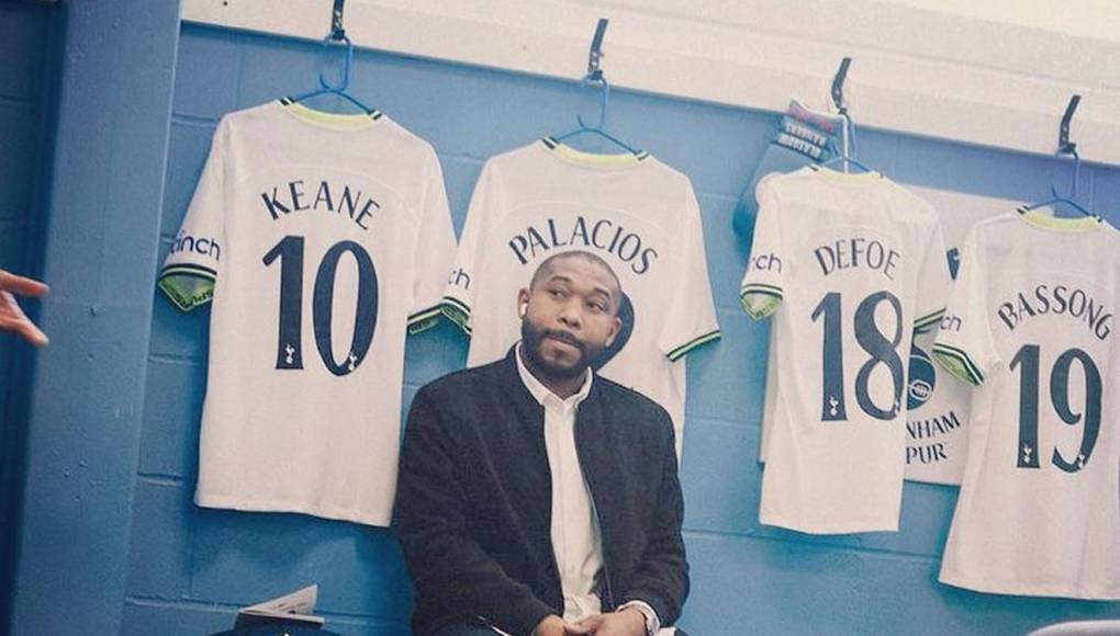 Pese a estar alejado de las canchas, Wilson Palacios es uno de los frecuentes en los partidos de leyendas del Tottenham Hotspur. En la foto se puede ver al catracho en Londres posando bajo a la camiseta con el dorsal número ‘8’, con el que jugó.
