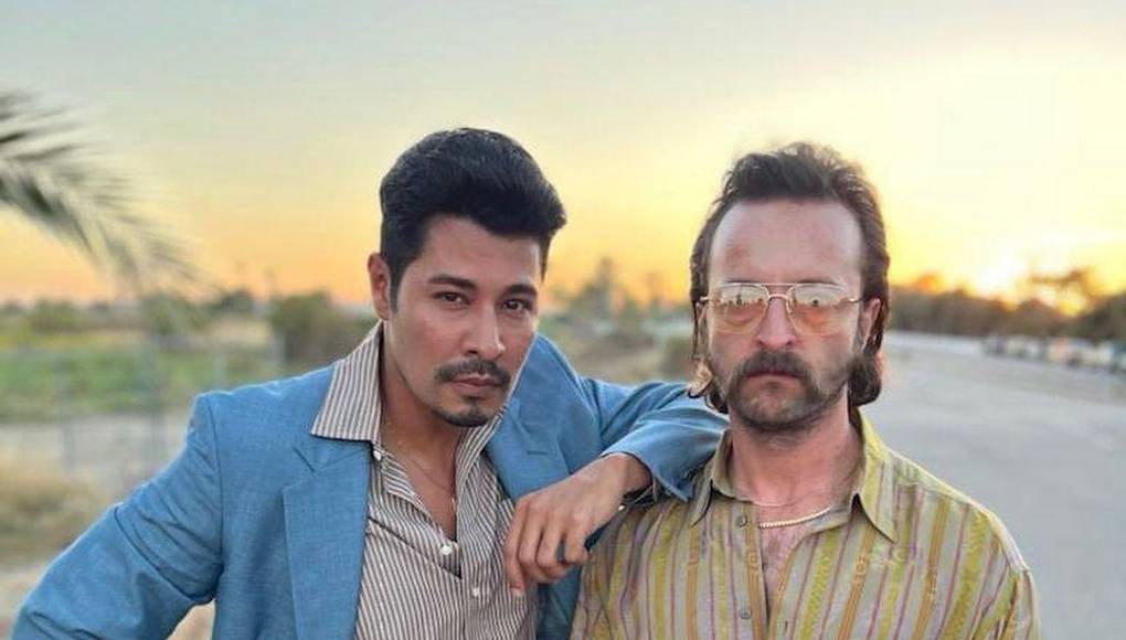 Dennis Mencía se ha mostrado feliz y orgulloso con su participación en la narcoserie, donde interpreta a Hiram. “Cuando te pasas la vida persiguiendo criminales pero luchas para controlar tus demonios personales. Como actor, me encanta desafiarme a mí mismo a explorar nuevos personajes, transformarme físicamente y me esfuerzo por liberarme del miedo,” escribió en su cuenta oficial de Instagram.