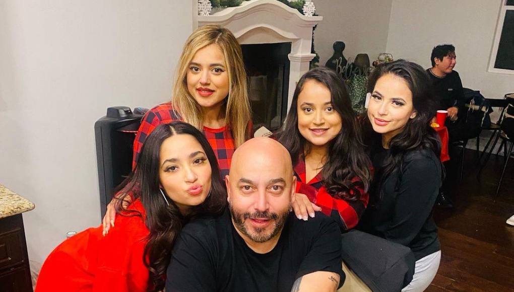 <b>Areana Rivera:</b><b> </b>Al igual que su hermana Angélica, también prefiere mantenerse lejos de los paparazzis y pleitos familiares. Ella nació el año 2000 y es una apasionada de la música y el baile. No suele compartir fotografías en sus redes sociales, por lo que la última vez que se le vio públicamente fue en una fotografía compartida por su padre en reunión familiar, es la tercera chica de rojo. 