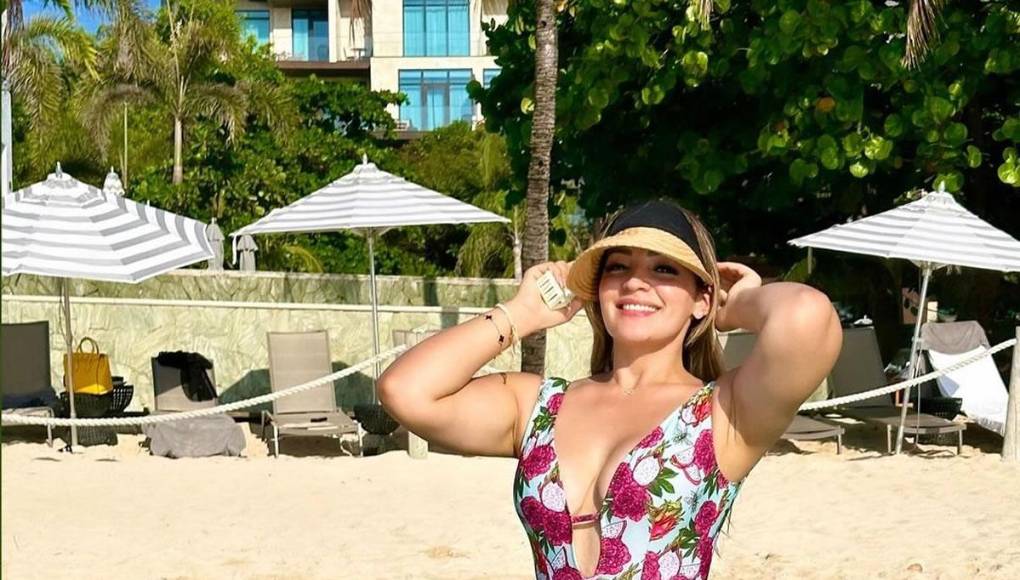 La esposa de Emilio Izaguirre, Virginia Varela, cautivó con su belleza en las hermosas playas de Roatán.