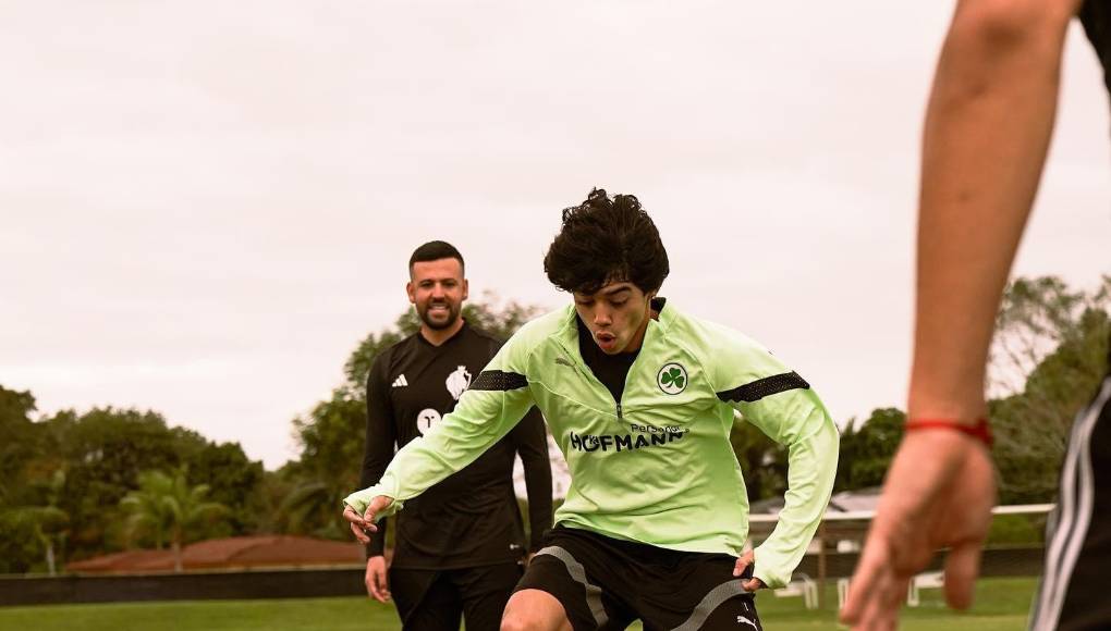 Johann Chirinos juega para el Greuther Fürth U-19, nació el 11/06/2005 (18 años ). El mediocampista nació en Miami, Flores, pero corre sangre catracha en sus venas. Ha jugado con la Sub-17 nacional, pero actualmente forma parte de la Sub-20.