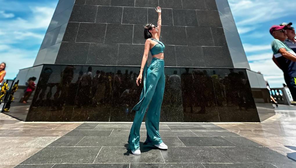 Para esta visita, la beldad lució un conjunto de top y pantalón en tono azul aqua.