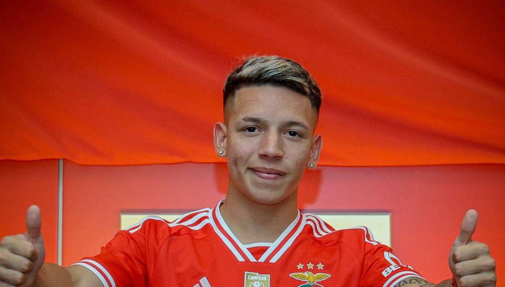El argentino Gianluca Prestianni, procedente del Vélez Sarsfield, ha sido presentado este miércoles como nuevo jugador del Benfica, justo el día en que el delantero cumple la mayoría de edad.