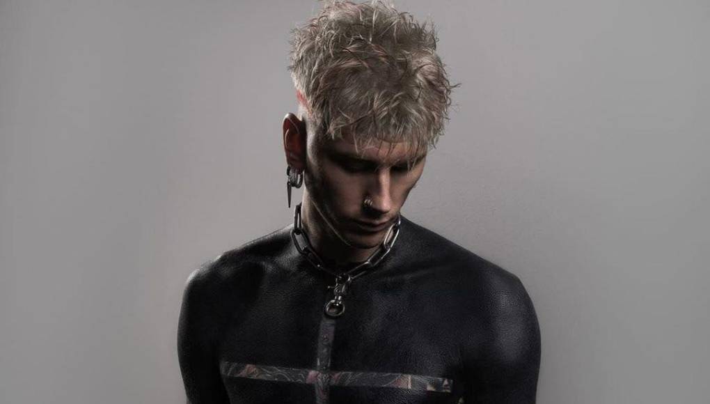 MGK ha desvelado que su impactante tatuaje en el cuerpo fue provocado por una “crisis nerviosa” a través de la balada ‘Don’t Let Me Go’ que ha estrenado este miércoles.