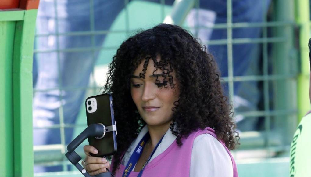 La hermosa Emma Ramos, periodista de Grupo OPSA, cubrió el triunfo del Marathón contra la Real Sociedad.