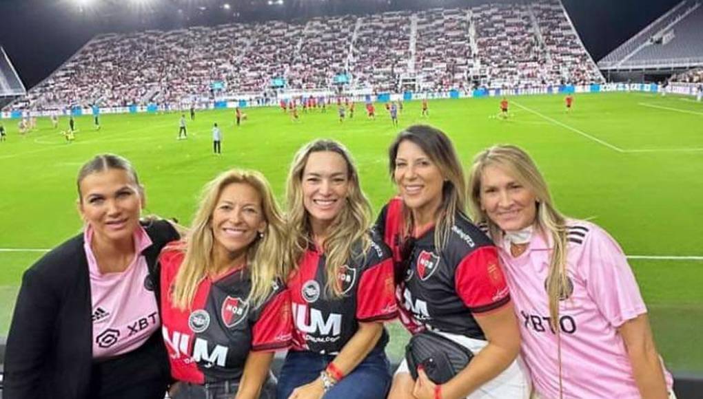 Otras estrellas invitadas. La actriz y modelo argentina Claudia Albertario también estuvo en el amistoso junto a la artista contemporánea Betiana Bradas, entre otras.