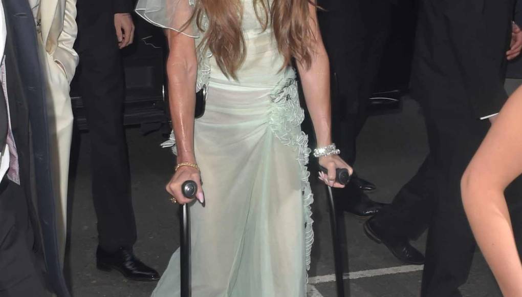 Victoria Beckham utiliza muletas debido a un accidente que sufrió en el gimnasio. 