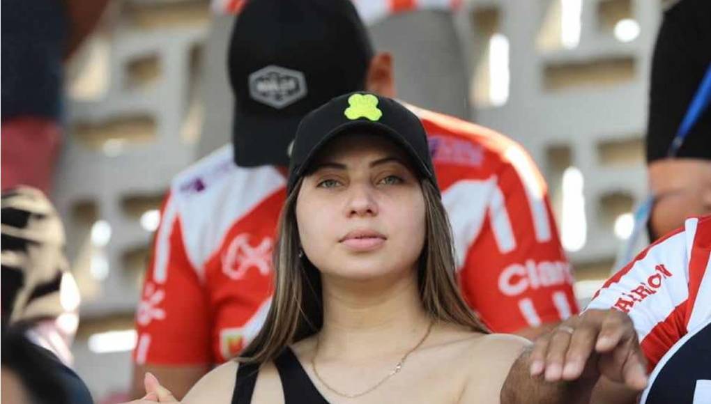 Annie Córdoba, la guapa novia del futbolista hondureño Luis Palma del Celtic de Escocia, no se perdió el partido del Vida ante el Motagua.
