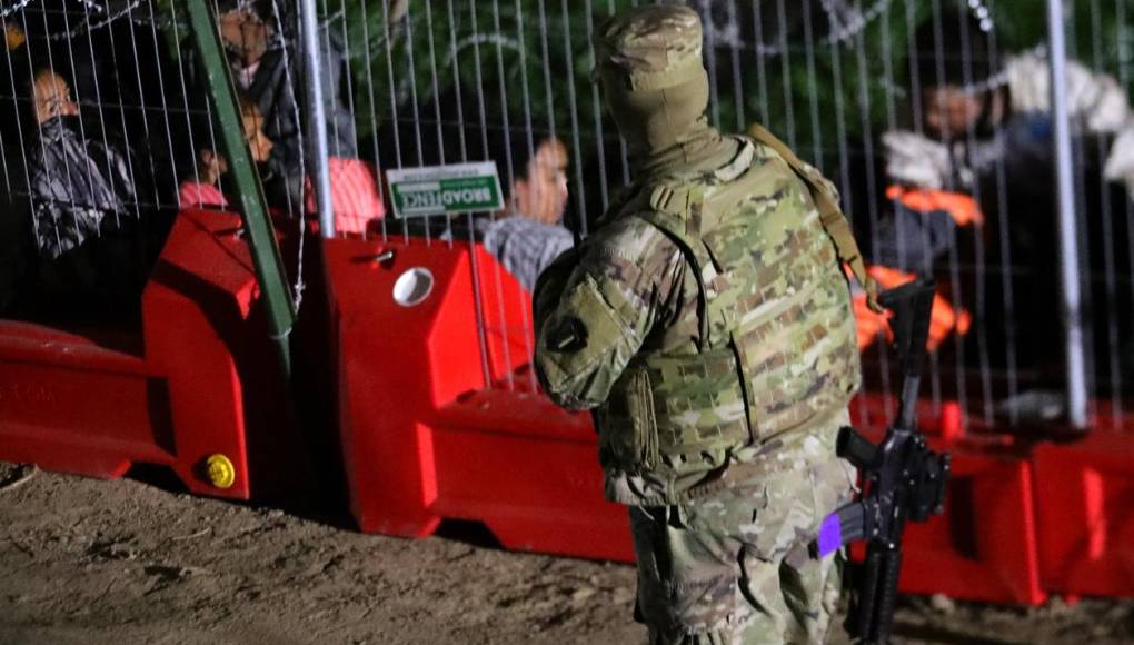 Mientras tanto, la preocupación pública por la inmigración irregular es mayor bajo el gobierno de Biden que bajo las dos últimas administraciones, y una mayoría ahora apoya un muro fronterizo del tipo que Trump comenzó a construir, según una nueva encuesta de Monmouth.