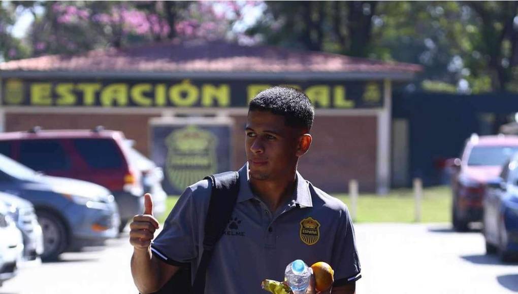 Cristian Cálix viajó cargando su botella con agua, galletas y una naranja.