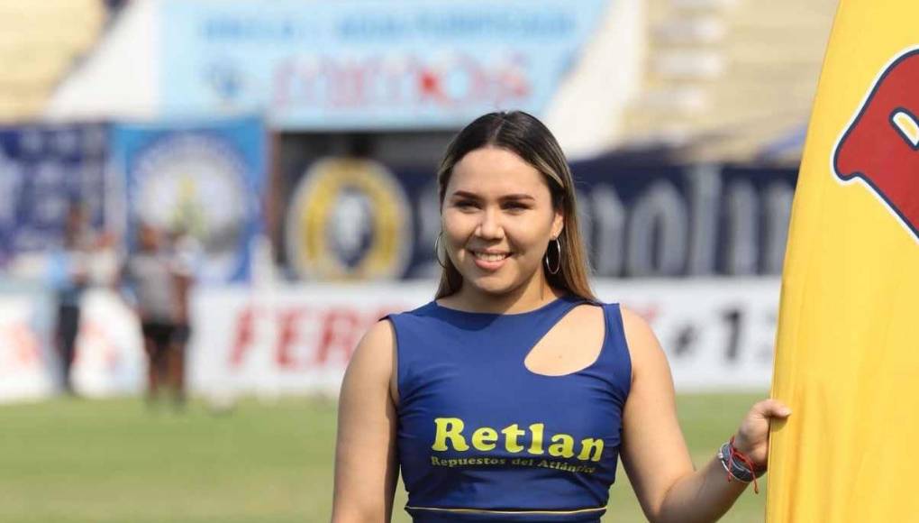 Otra joven edecán que trabaja con uno de los patrocinadores del Vida, equipo home club en el duelo ante Motagua.