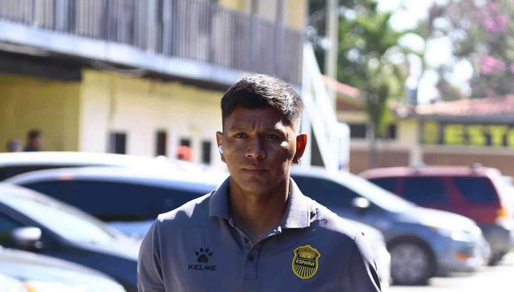 Brayan Moya se llevó una almohada para mayor comodidad durante el trayecto en autobús hasta La Ceiba.