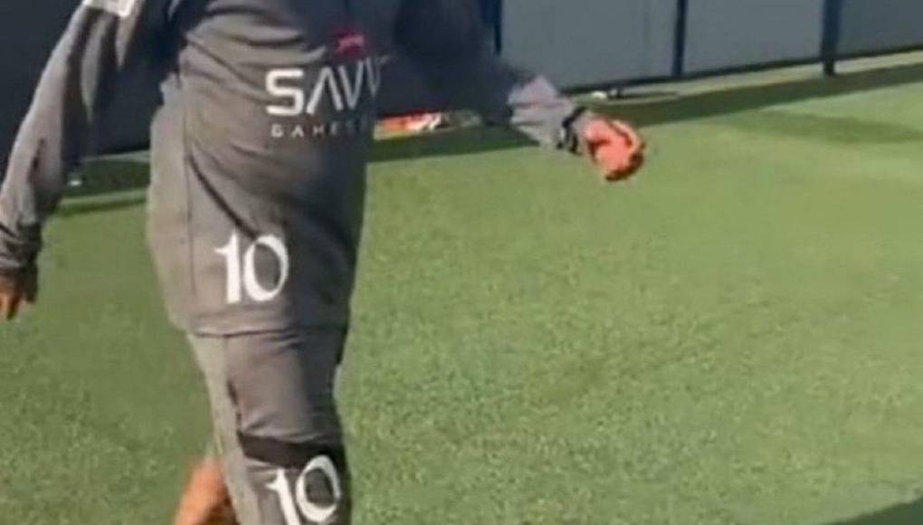 En las imágenes se muestra al jugador brasileño con un estado físico diferente al que sus seguidores están acostumbrados, por lo que a muchos les sorprende. 