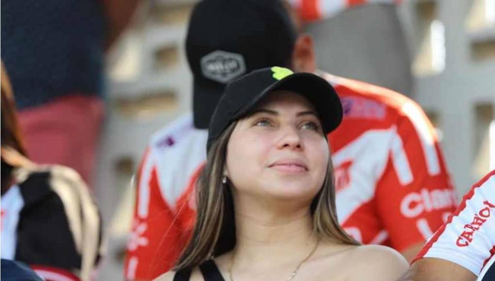Annie Córdoba, la guapa novia del futbolista hondureño Luis Palma del Celtic de Escocia, no se perdió el partido del Vida ante el Motagua.