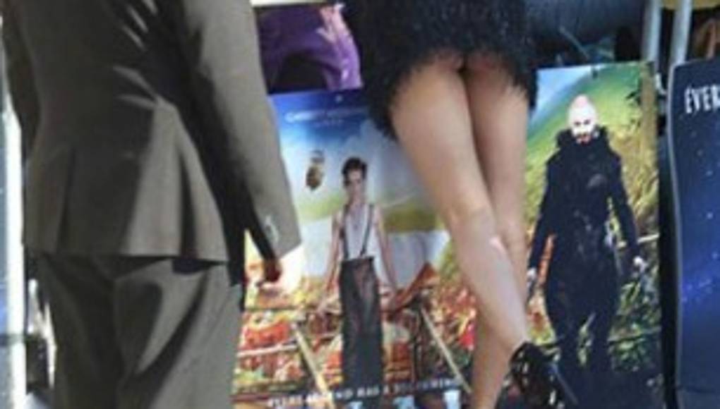 Cara Delevingne muestra su trasero