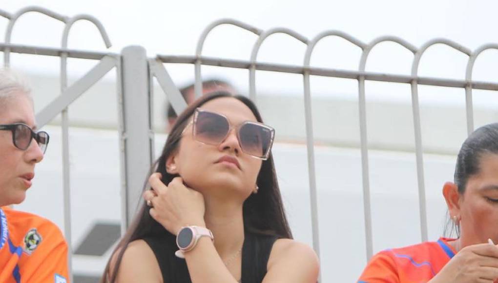 Esta linda chica estuvo en las gradas del estadio Carlos Miranda de Comayagua en el duelo Génesis vs UPN.