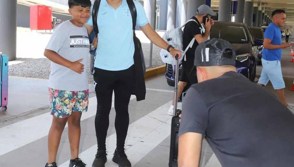 Los seleccionados hondureños recibieron el apoyo de aficionados a su llegada al país tras quedar fuera de la Copa América y no poder ganar a El Salvador en amistoso.