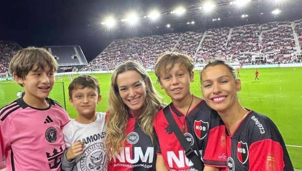 Pampita y Claudia Albertario junto a sus hijos en el estadio del Inter Miami viendo el amistoso de Messi contra Newell’s.
