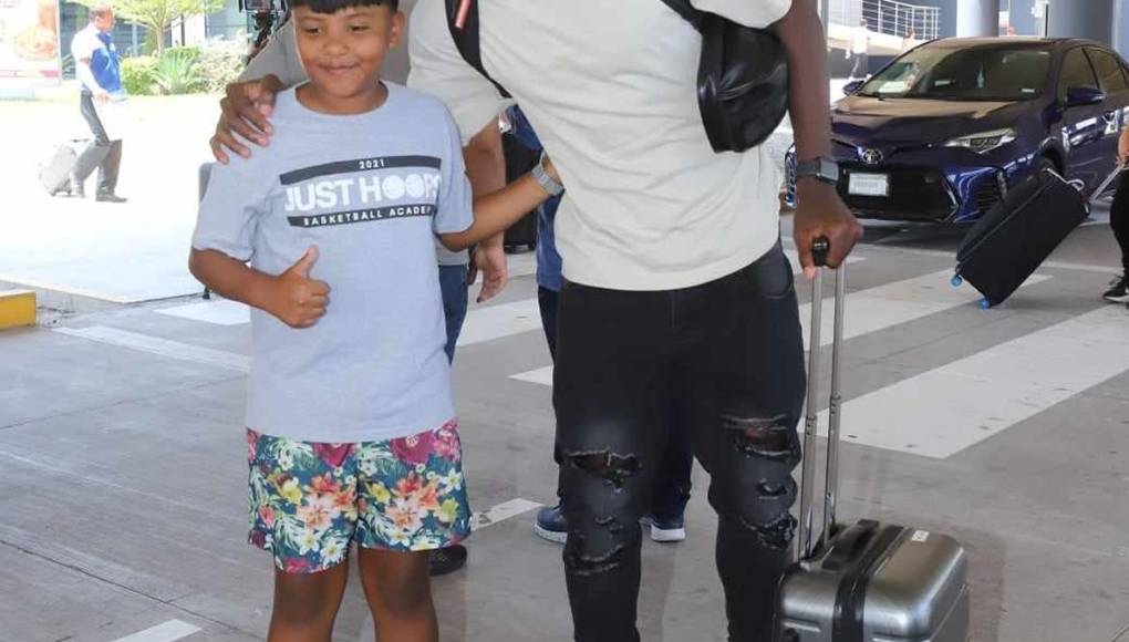 Este pequeño aficionada le pidieron fotos a los jugadores de la Selección de Honduras en el Aeropuerto Palmerola de Comayagua.