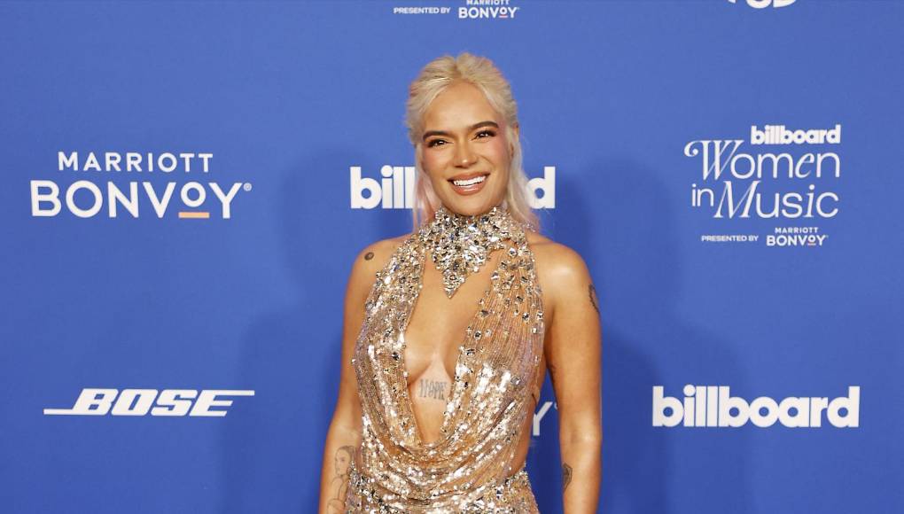 Antes de la ceremonia, Karol G caminó por la alfombra verde con un vestido plateado transparente de la colección de alta costura primavera/verano 2024 de Zuhair Muard.