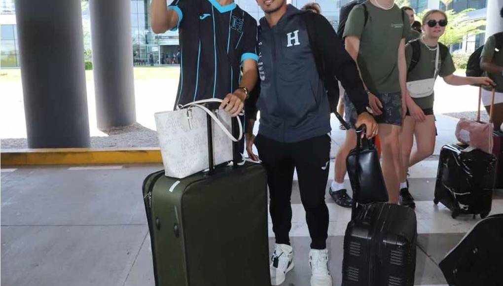 Edwin Rodríguez posó con un aficionado que le pidió una selfie.