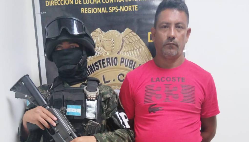 En la operación que dirigió la Fiscalía Especial Contra el Crimen Organizado (FESCCO) en conjunto con la Dirección de Lucha Contra el Narcotráfico (DLCN) y la Policía Militar del Orden Público, (PMOP) también fueron capturados tres hombres más.