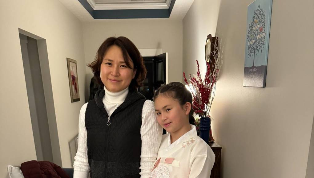 En aquel momento se abrió un debate sobre la esposa de Kelly, Jung A-Kim, a quien usuarios en redes confundieron con la niñera de la familia, poniendo la mira en los matrimonios interculturales.