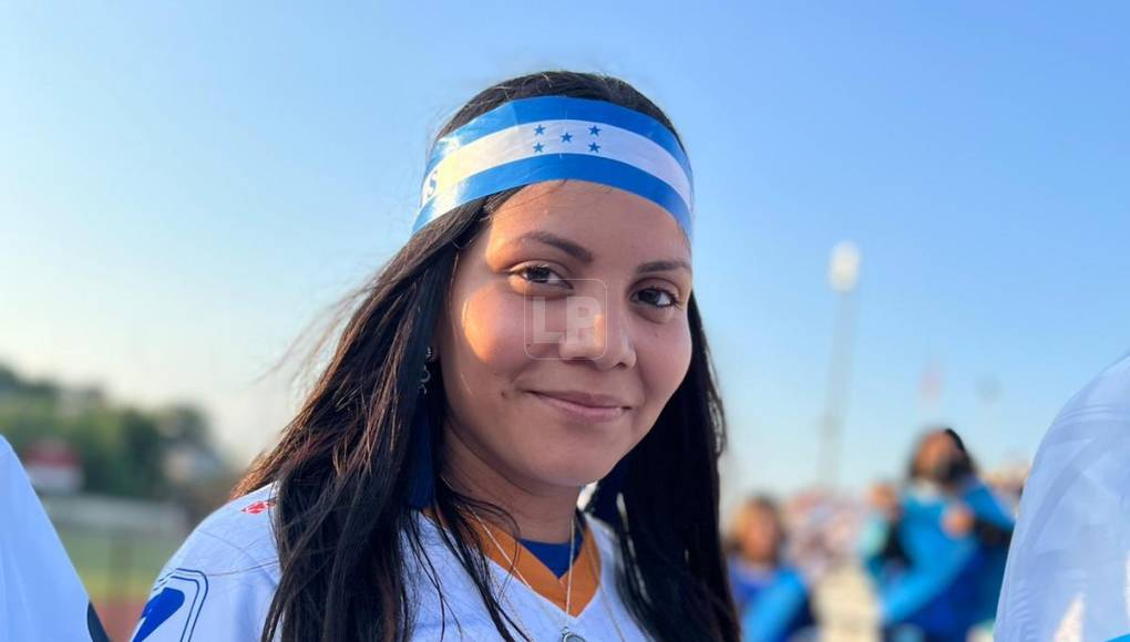 Esta hermosa aficionada posó con camisa del Comunicaciones y una cinca de la bandera de Honduras.