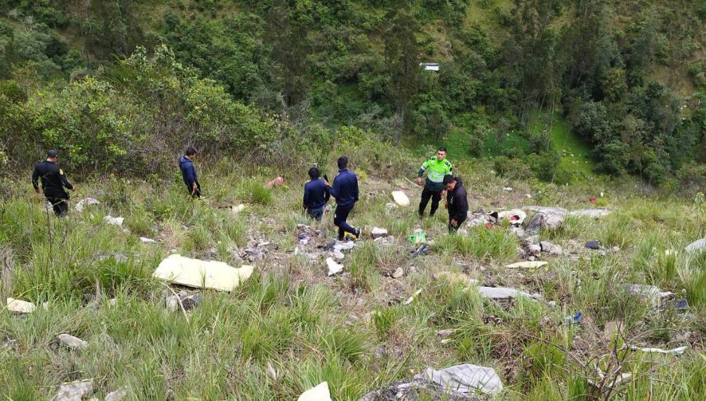 Brigadas de la policía y bomberos trabajan en el lugar del accidente para rescatar los cuerpos de los fallecidos, cuya cifra podría incrementarse.