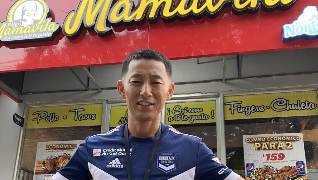 Shin Fujiyama recibió la camisa del Bordeaux, donde milita Alberth Elis.