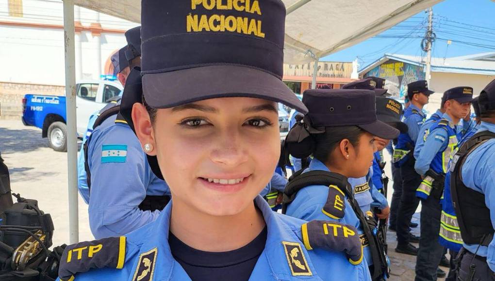 Y es que las miradas y los piropos las atrapó la joven policía al ser subida a las redes sociales de la institución policial donde reconocían su labor como apoyo en la entrega de nuevas patrullas en el departamento de La Paz.